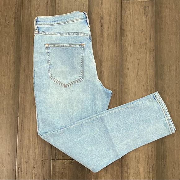 GAP- Mid Rise Best Girlfriend Jeans - Picture 3 of 10